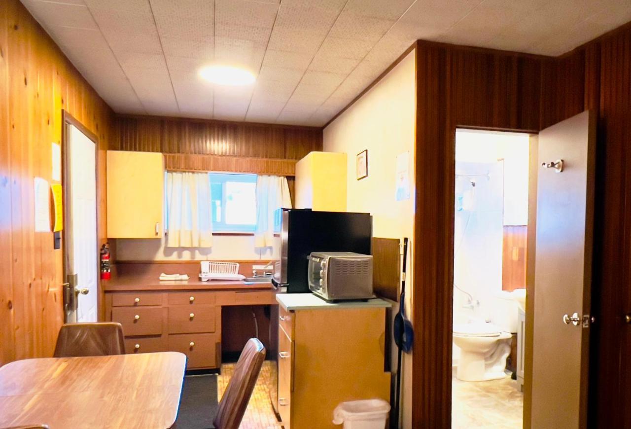 Airport Inn Motel Quesnel Eksteriør bilde
