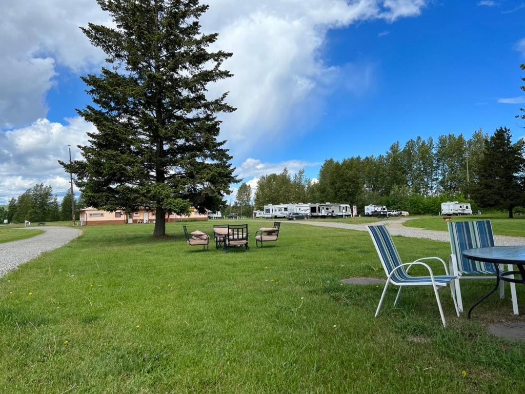 Airport Inn Motel Quesnel Eksteriør bilde