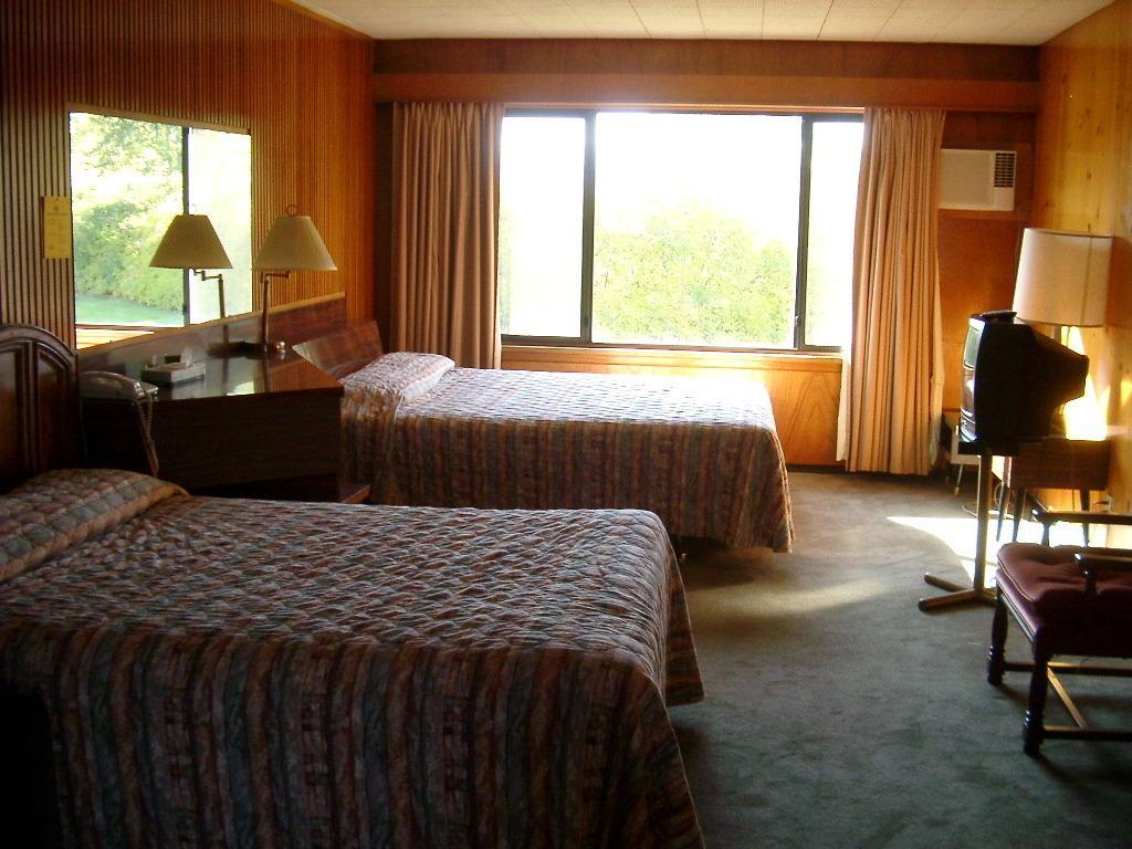 Airport Inn Motel Quesnel Eksteriør bilde