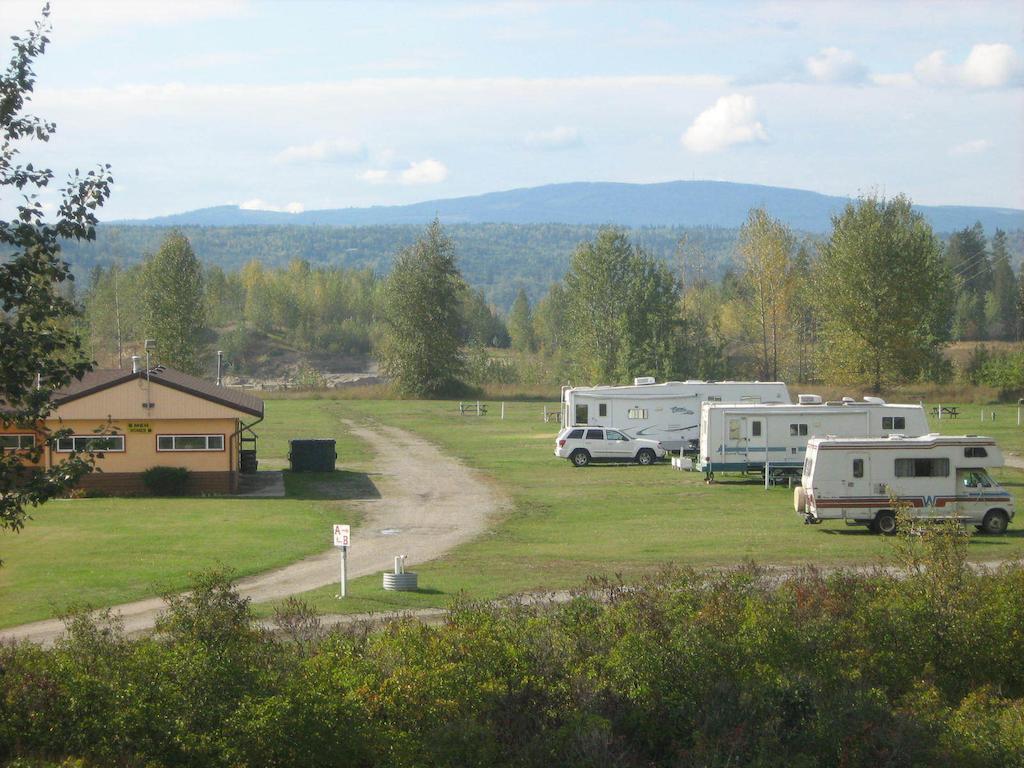 Airport Inn Motel Quesnel Eksteriør bilde