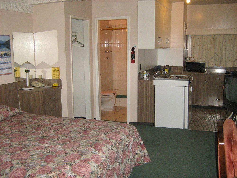 Airport Inn Motel Quesnel Eksteriør bilde