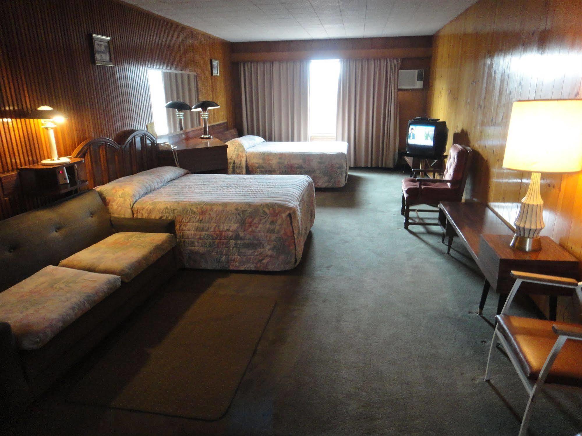 Airport Inn Motel Quesnel Eksteriør bilde