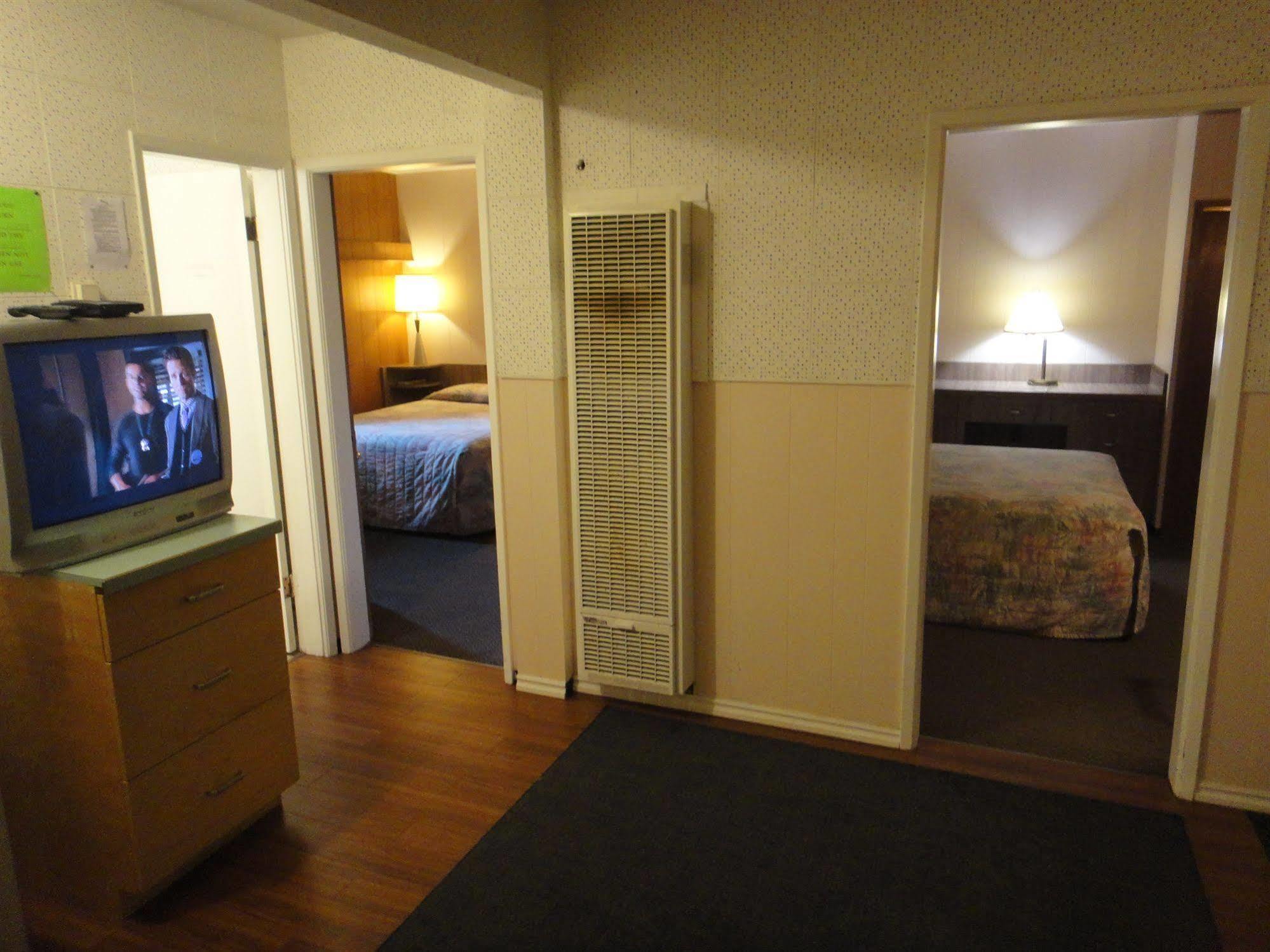 Airport Inn Motel Quesnel Eksteriør bilde