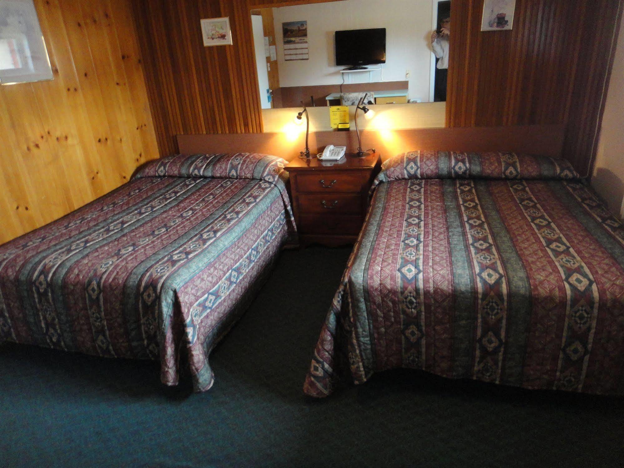 Airport Inn Motel Quesnel Eksteriør bilde
