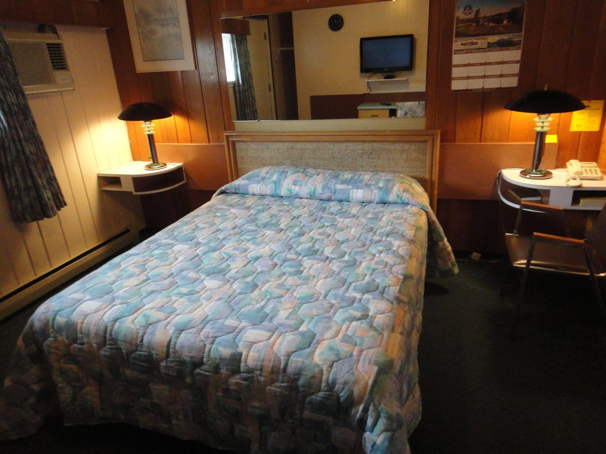 Airport Inn Motel Quesnel Eksteriør bilde