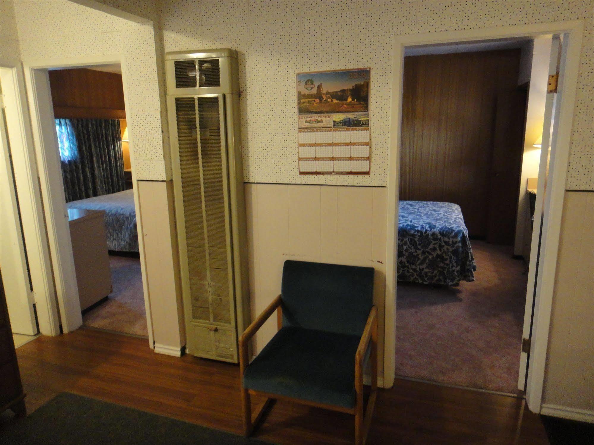 Airport Inn Motel Quesnel Eksteriør bilde