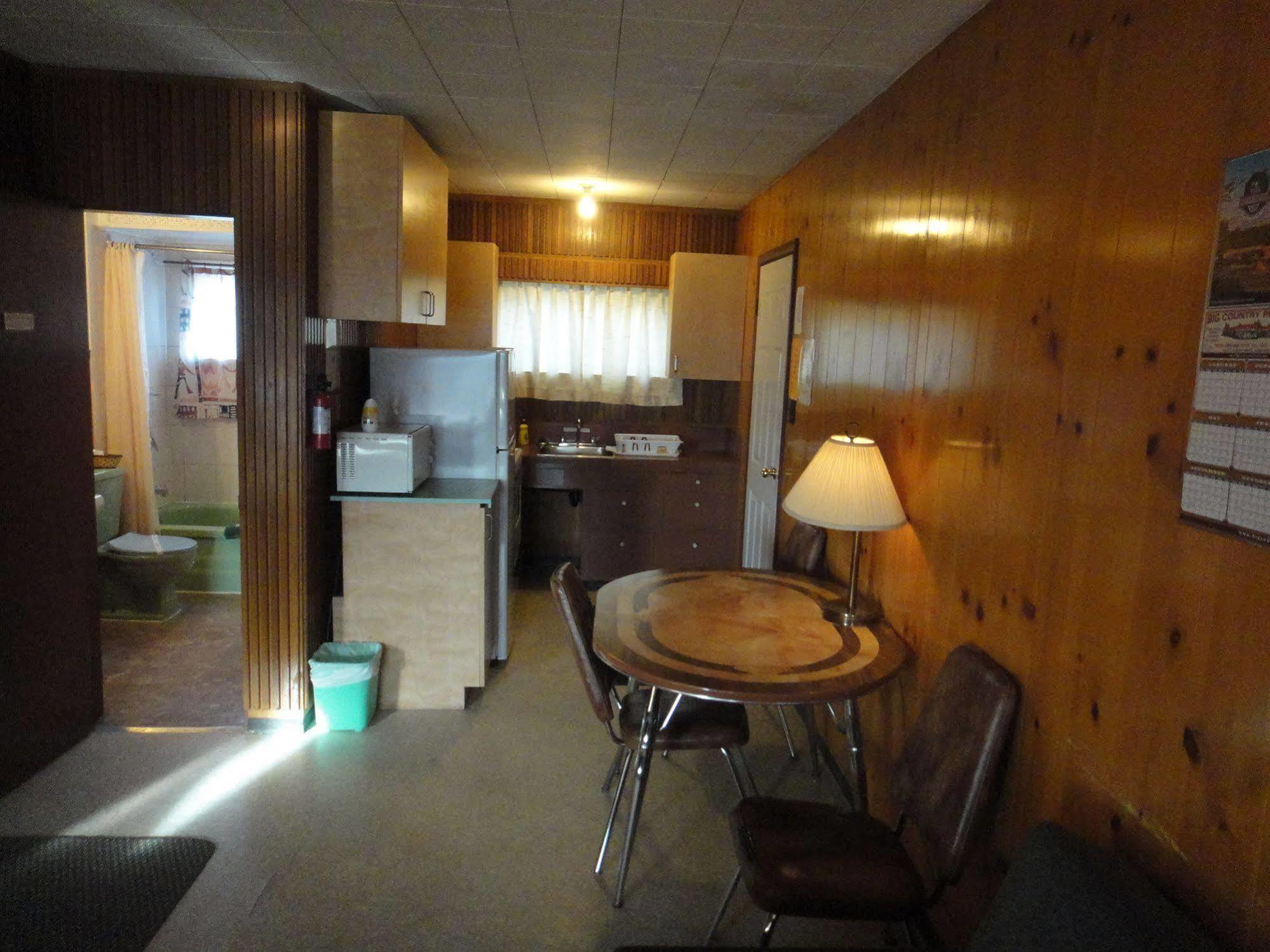 Airport Inn Motel Quesnel Eksteriør bilde