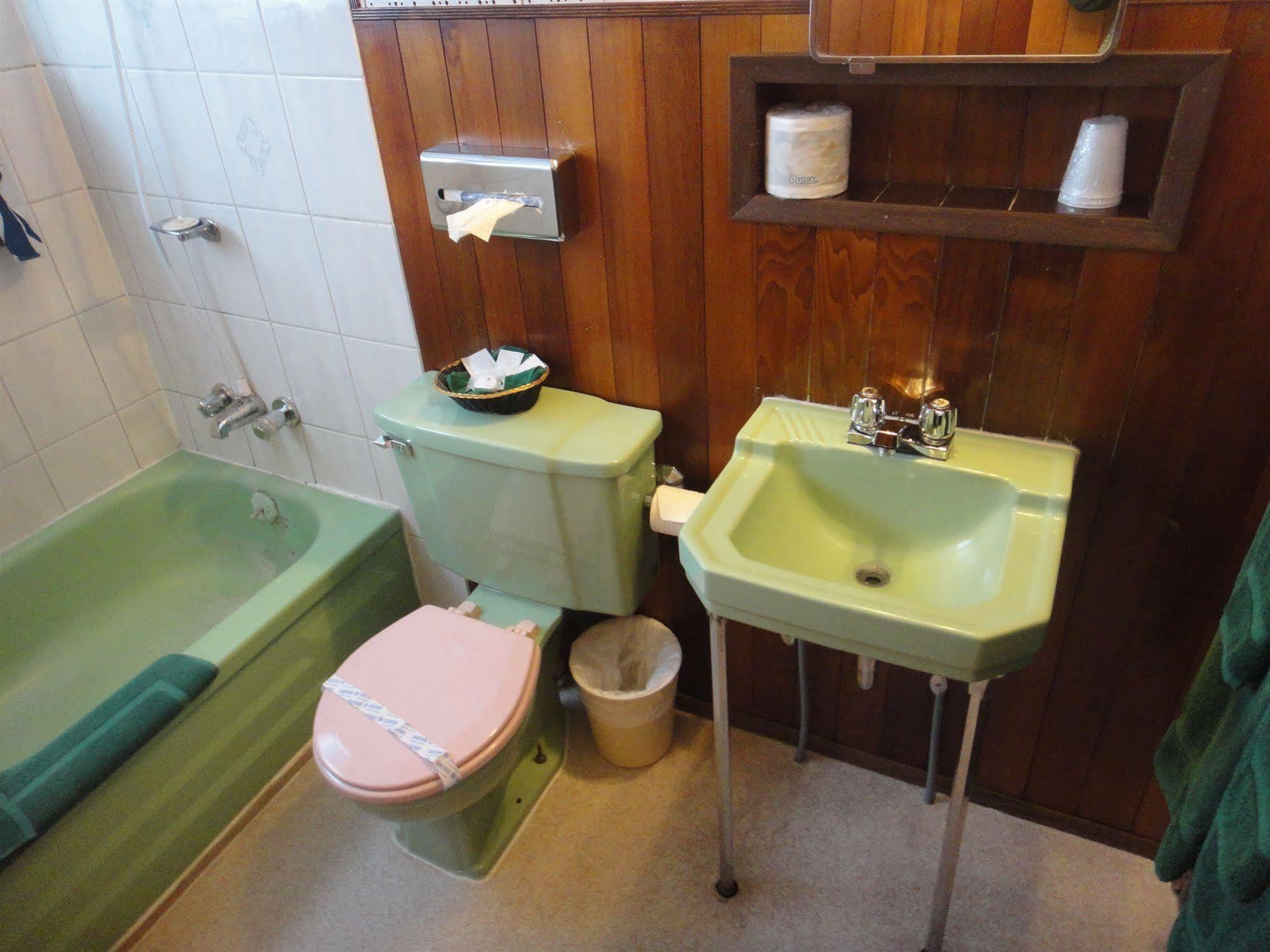 Airport Inn Motel Quesnel Eksteriør bilde