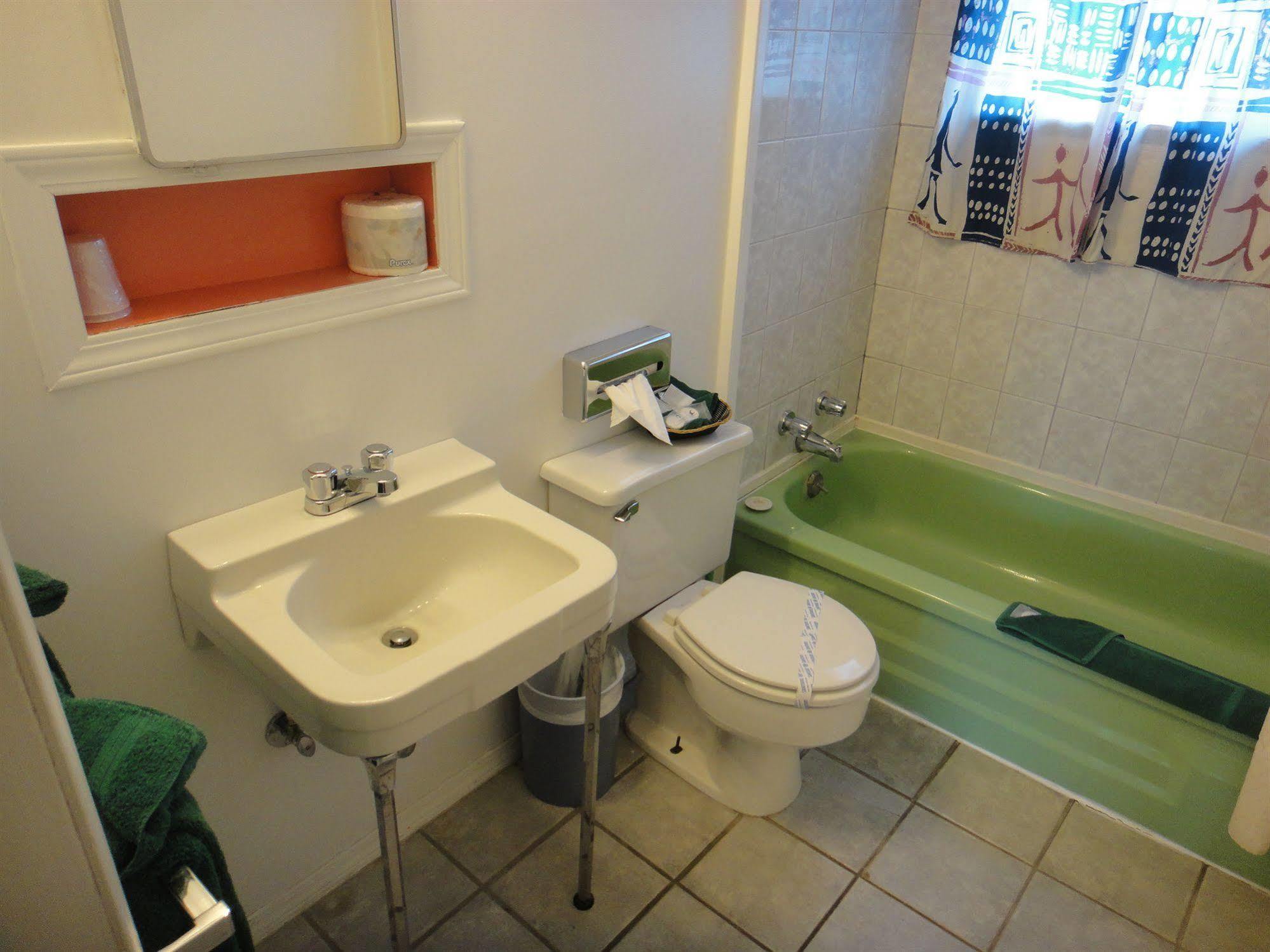 Airport Inn Motel Quesnel Eksteriør bilde