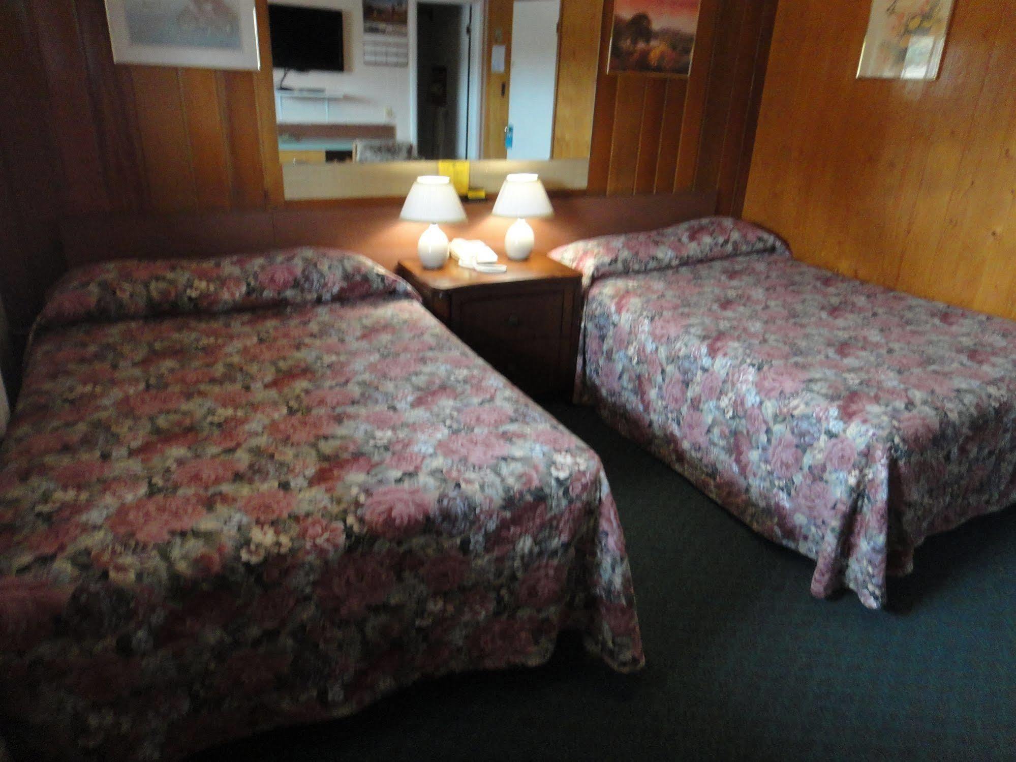 Airport Inn Motel Quesnel Eksteriør bilde