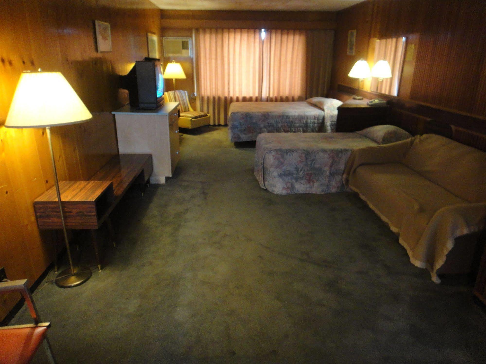 Airport Inn Motel Quesnel Eksteriør bilde