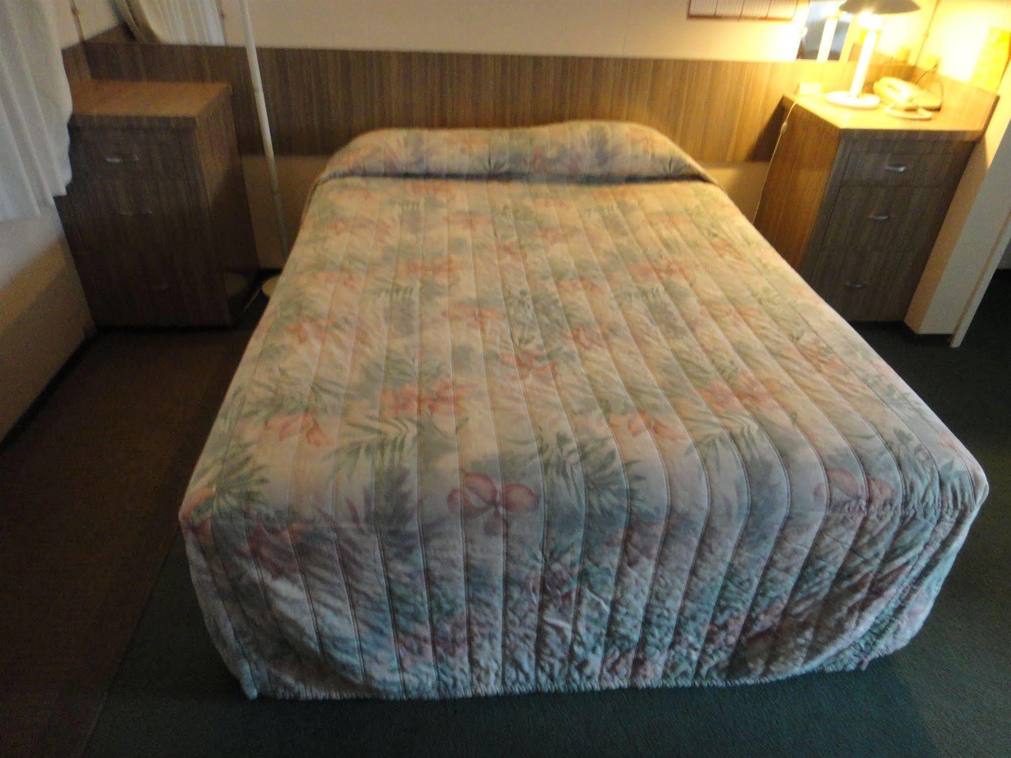 Airport Inn Motel Quesnel Eksteriør bilde