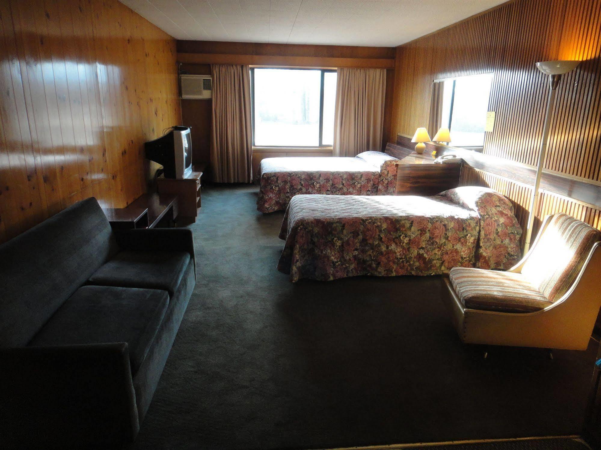 Airport Inn Motel Quesnel Eksteriør bilde