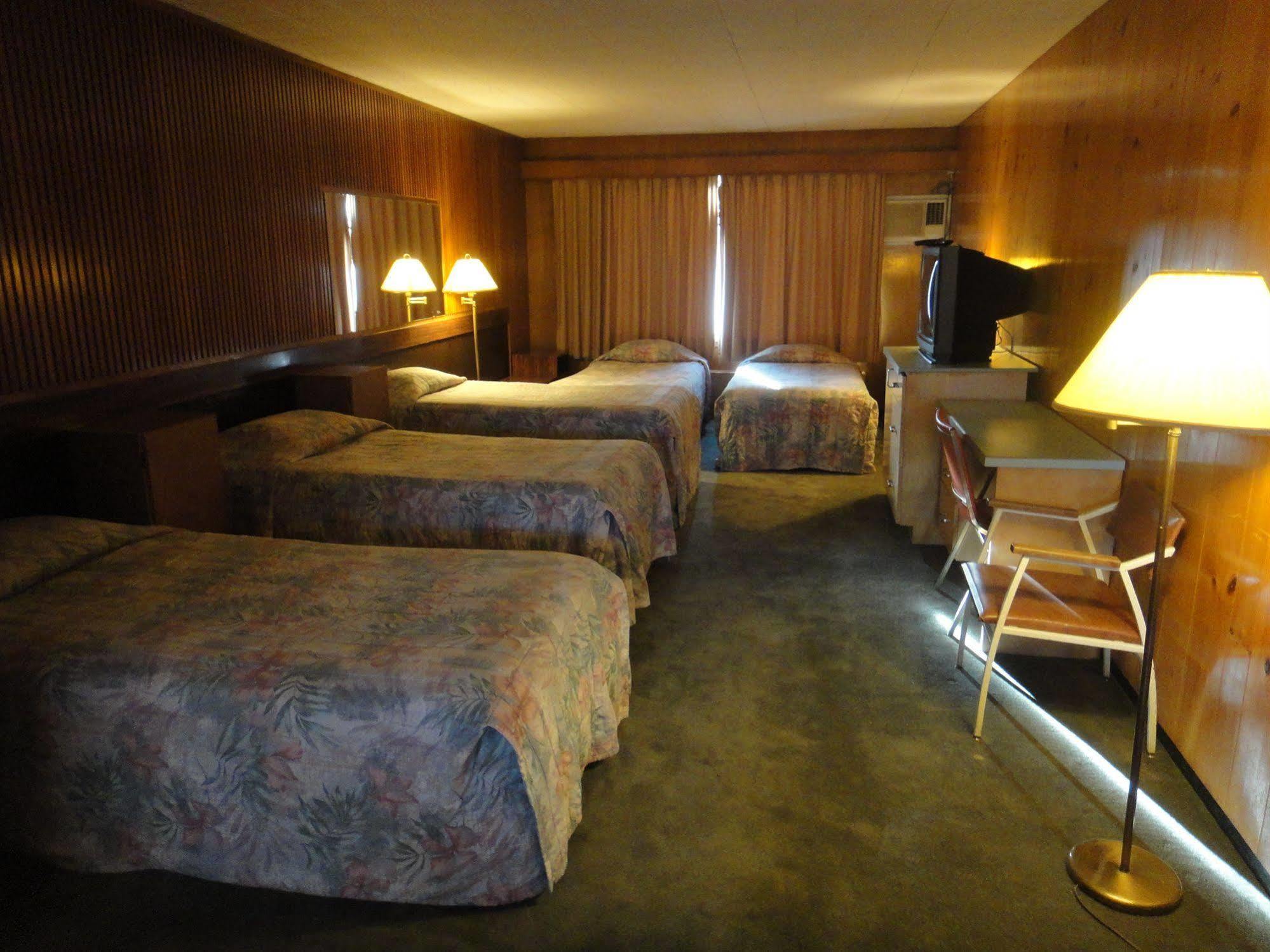 Airport Inn Motel Quesnel Eksteriør bilde