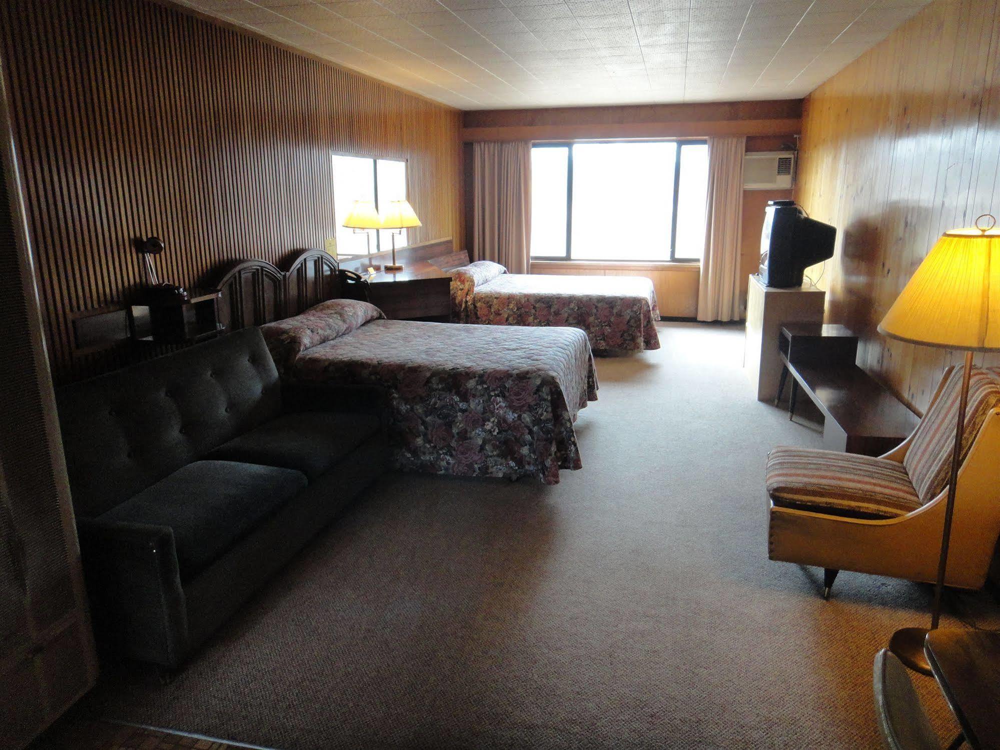 Airport Inn Motel Quesnel Eksteriør bilde