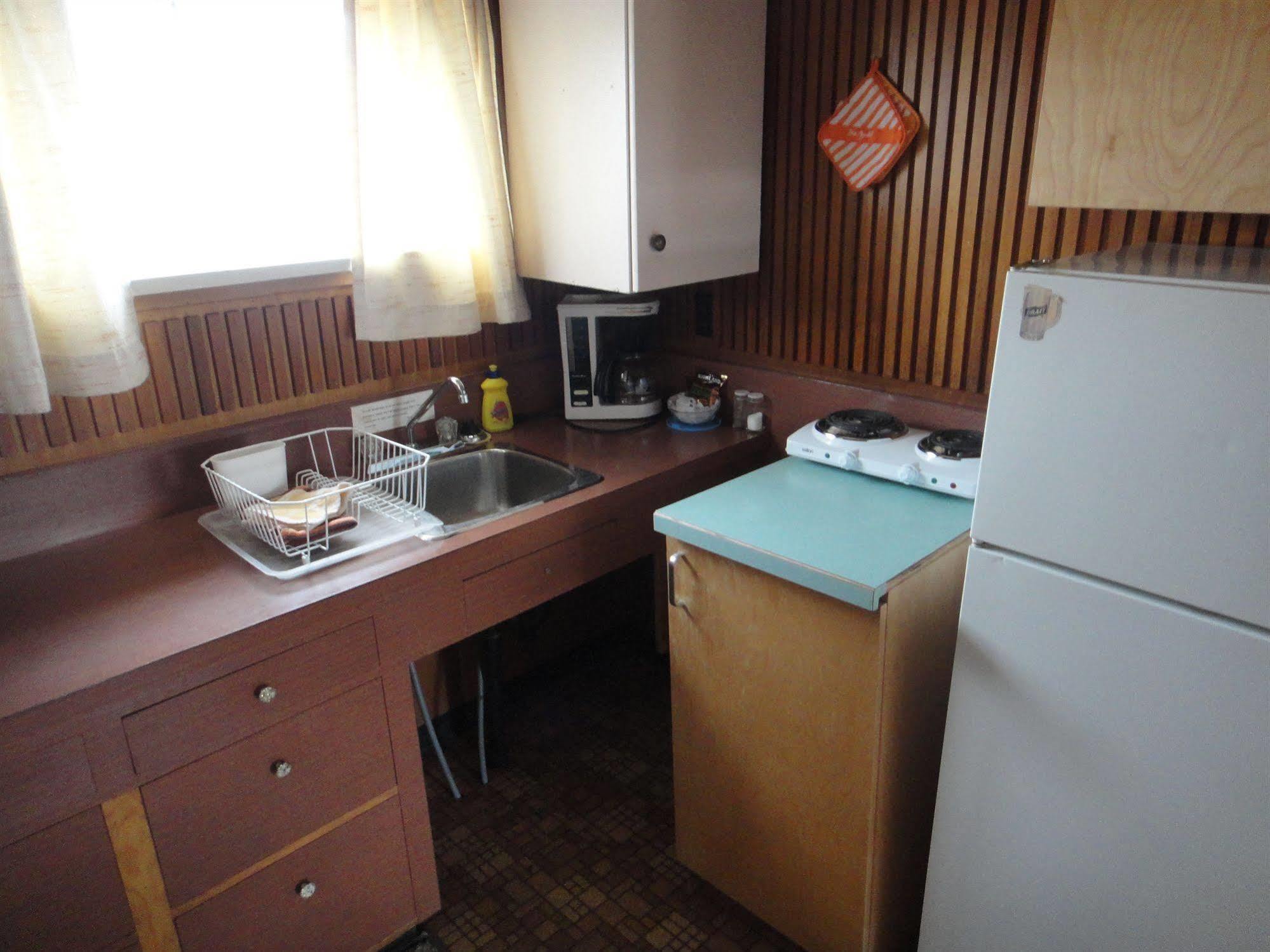 Airport Inn Motel Quesnel Eksteriør bilde